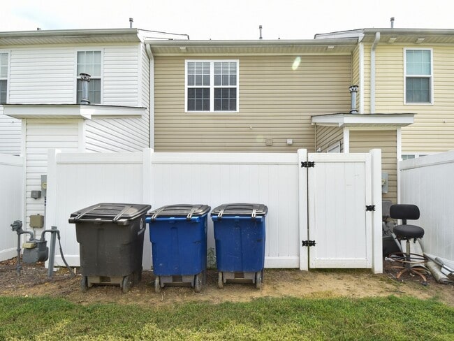 Building Photo - Charming 3-Bedroom Townhome in Prime Winst...