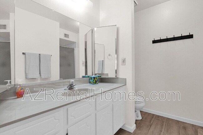 Building Photo - 2064 S Farnsworth Dr