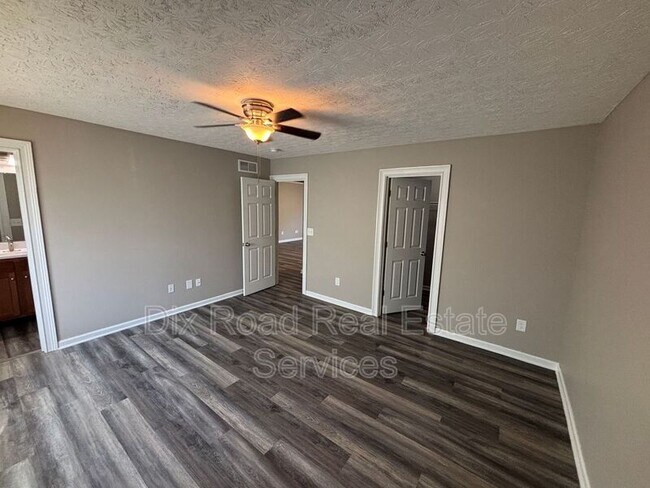 Building Photo - 1024 Golfview Dr