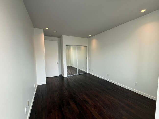 Building Photo - The contemporary residential unit townhouse