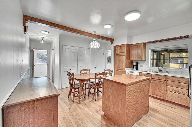 Building Photo - $3,500- Location! 2 Bed 2.5 Bath 2 Non-Con...