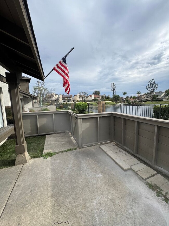 Building Photo - Condo with Amazing Lake View!