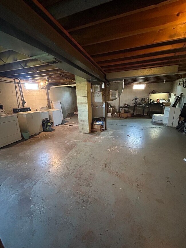 Building Photo - 2 Bedroom, 1 Bath Duplex