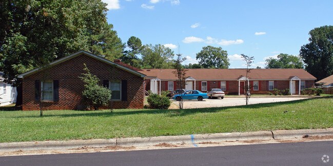 Building Photo - 2821 Club Plaza Rd