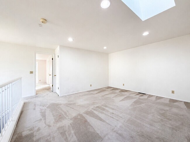 Building Photo - 2009 Mill Pointe Dr SE