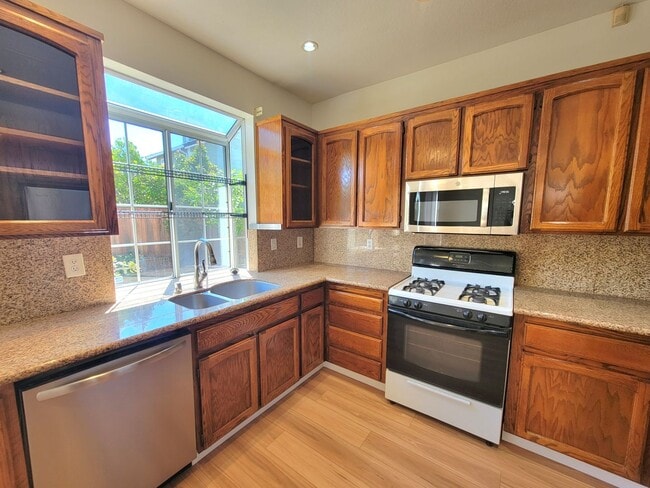 Building Photo - Lovely and Spacious 4-bedroom Beauty in De...