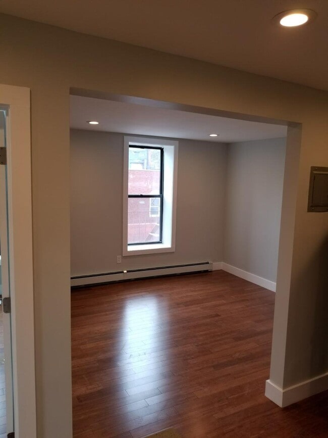Building Photo - 987 Greene Ave