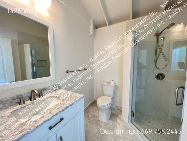 Building Photo - 1425 Villa Dr