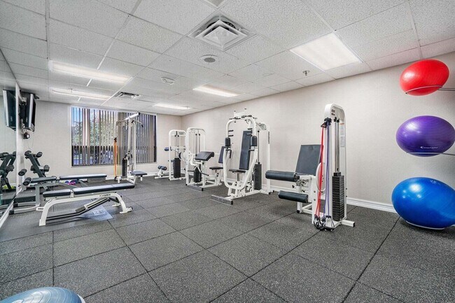 Building Photo - 16700 Willow Creek Dr