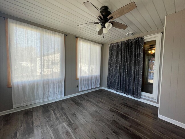 Building Photo - Three Bedroom Home in Gobles