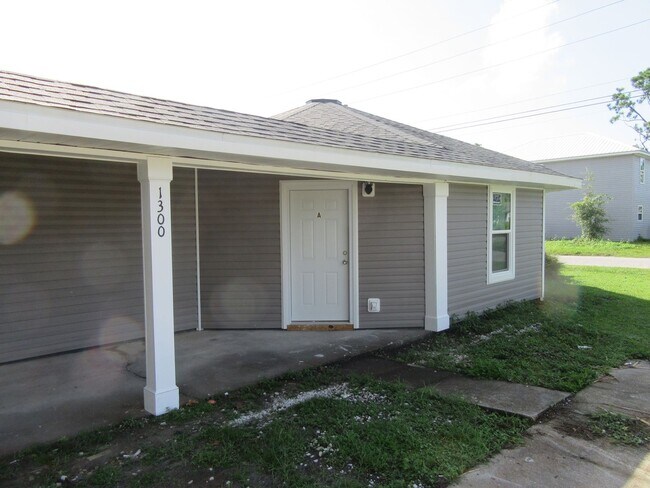 Building Photo - 1300 Grace Ave