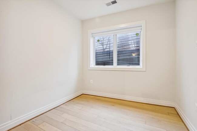 Building Photo - Near NEW 1+1 in NW DC!
