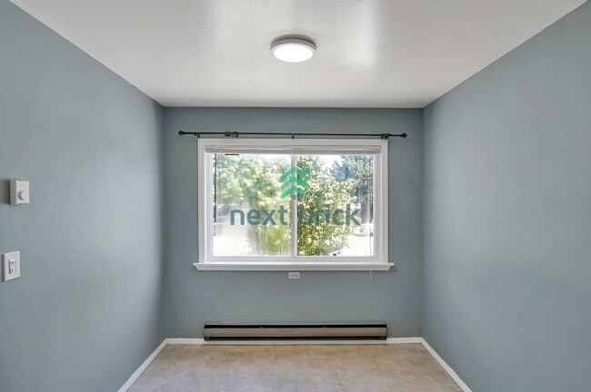 Building Photo - Charming 4 BEDS & 1.5 BATH SINGLE FAMILY H...