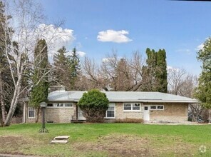 Building Photo - 600 Meadow Ln S