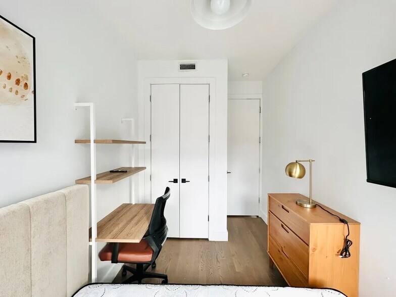 Building Photo - Furnished room/NOT APARTMENT