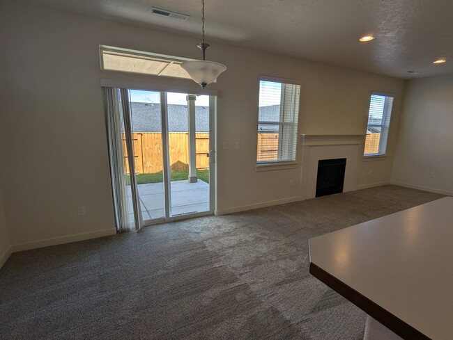 Building Photo - 3667 SW Pumice Stone Ave