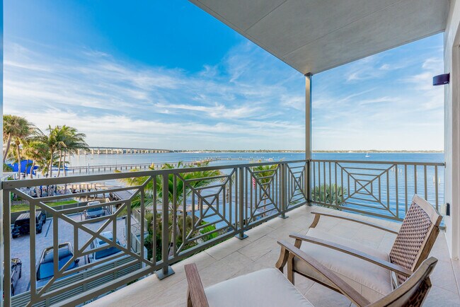 Building Photo - 41 SW Seminole St