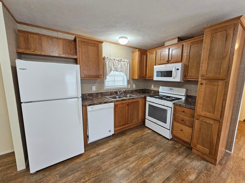 Primary Photo - 211 Flower Dr