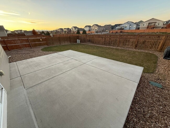 Building Photo - Spacious Modern 5-Bedroom Ranch Home in Hi...