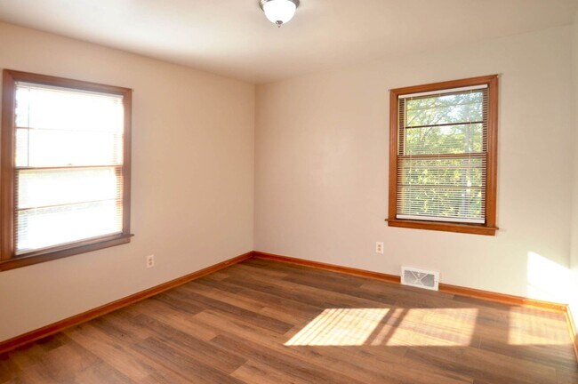 Building Photo - 3 BR Home in Madison Heights Available Immediately