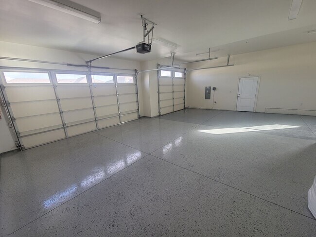 Building Photo - Stylish Single-Level Home in Pasco with Fi...
