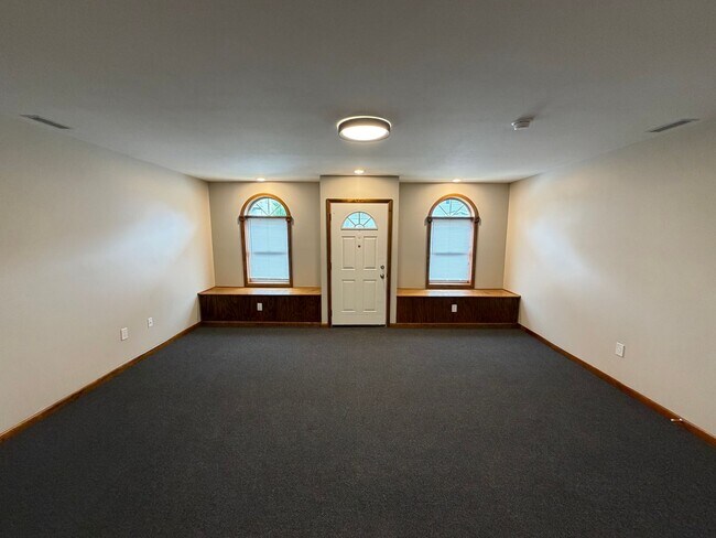 Building Photo - 602 W 5th St