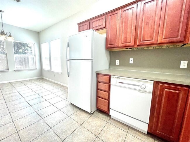 Building Photo - Spacious 4 Bed, 2.5 Bath. Perfect size and...