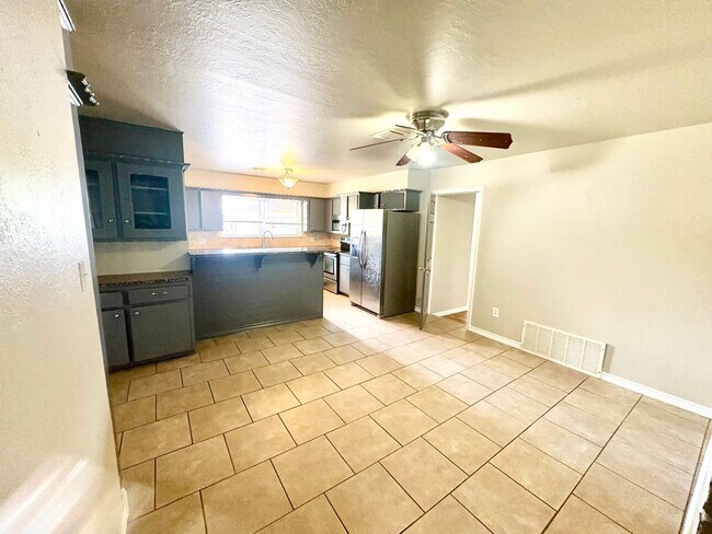 Building Photo - Spacious 4 Bedroom, 2 Bathroom Home with L...