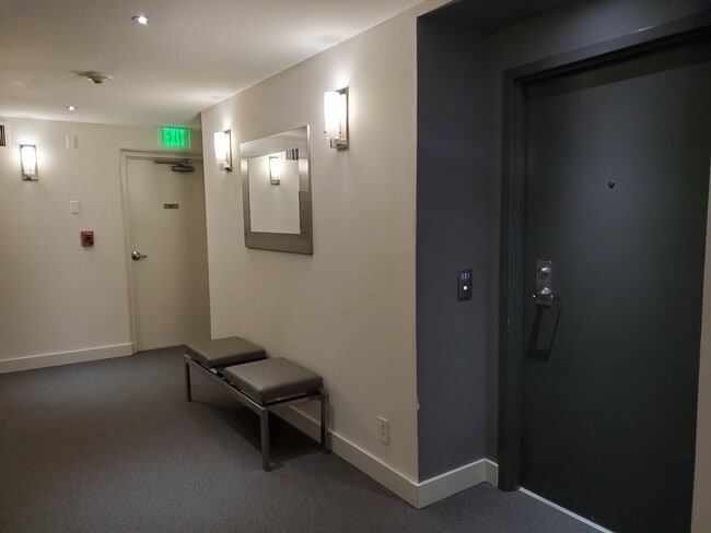 Building Photo - Renovated Pacific Heights 2x2 Condo with g...
