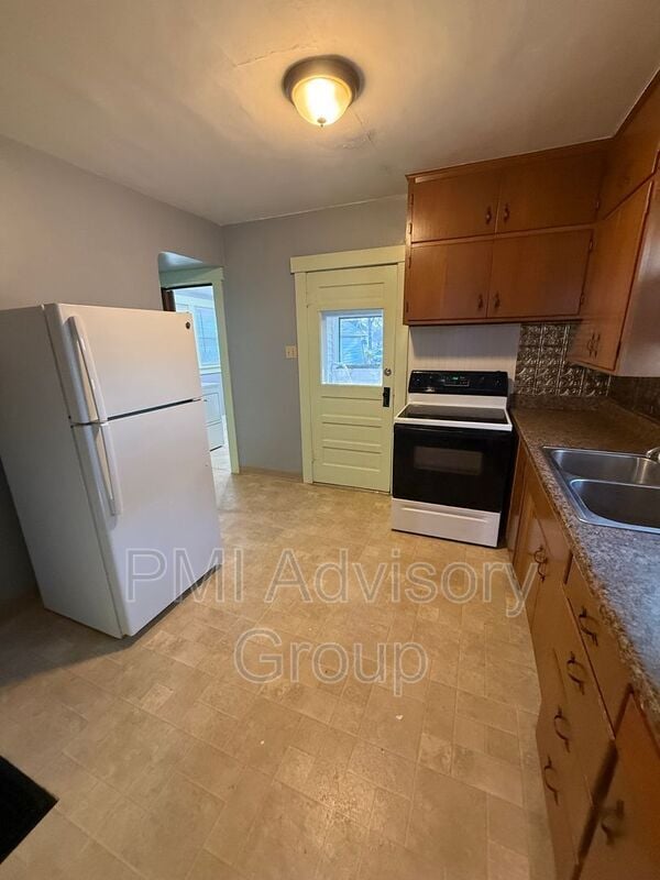 Building Photo - 1228 SW Woodward Ave