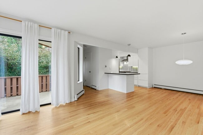 Building Photo - Beautiful 5-bed, 3.5 bath townhome steps from hiking trails and West Pearl St