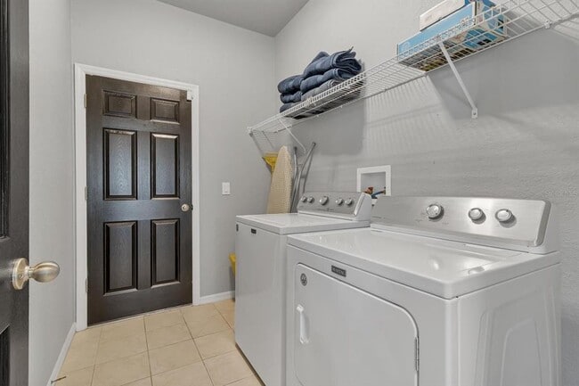 Building Photo - 16748 Lazy Breeze Loop