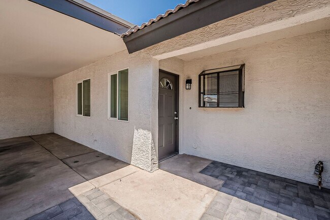 Building Photo - Remodeled 2bed/2ba Townhome - Ask about our Move-in Specials