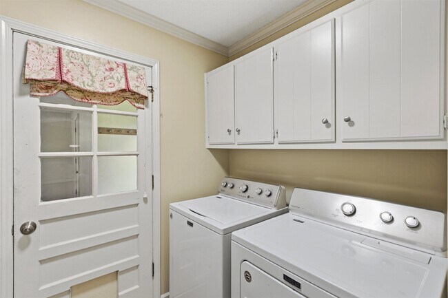 Building Photo - 8604 Sandpoint Dr