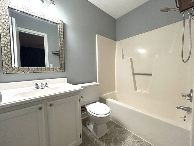 Building Photo - Charming 3 bedroom, 2 bathroom one level home in Murrayville!