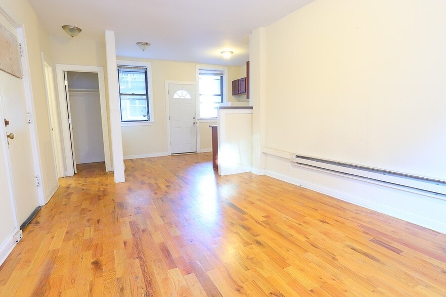 Building Photo - 4418 N Wolcott Ave