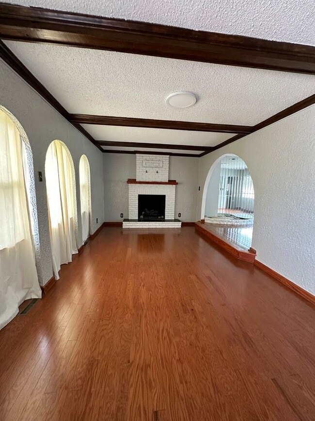 Building Photo - Pembroke Manor-4 bedroom 2.5 bath Single f...