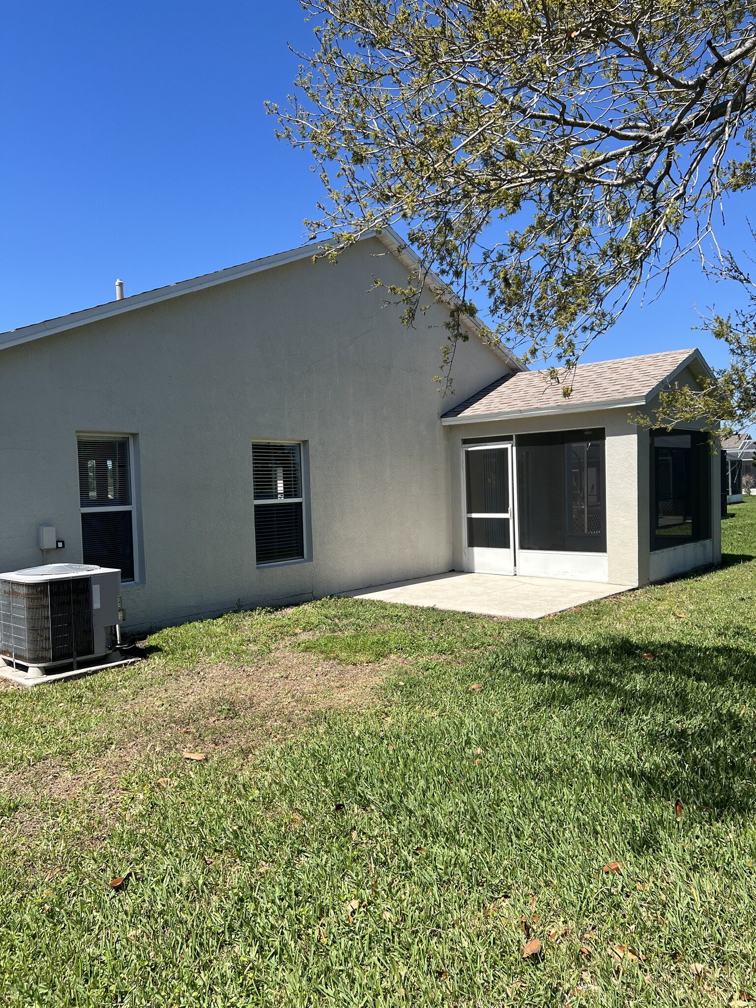 Building Photo - 833 Lake George Dr