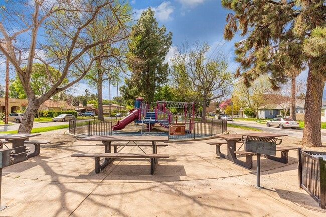 Building Photo - Mayflower Ave