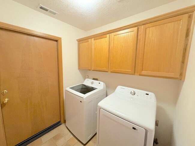 Building Photo - Immaculate 3 bedroom in Rio Rancho! Stunni...