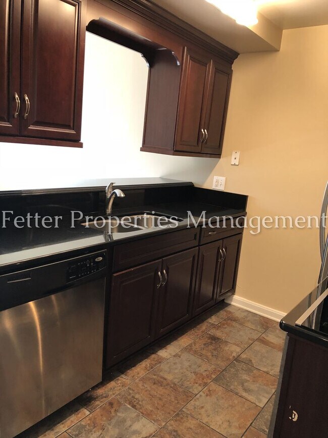 Building Photo - Nice East Side Condo