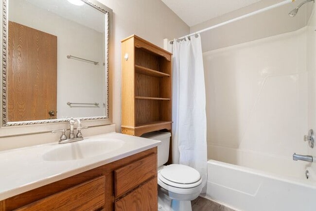 Building Photo - $1,250 | 2 Bedroom, 1.5 Bathroom Duplex | ...