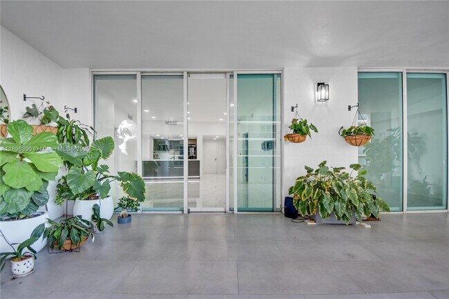Building Photo - 1800 N Bayshore Dr