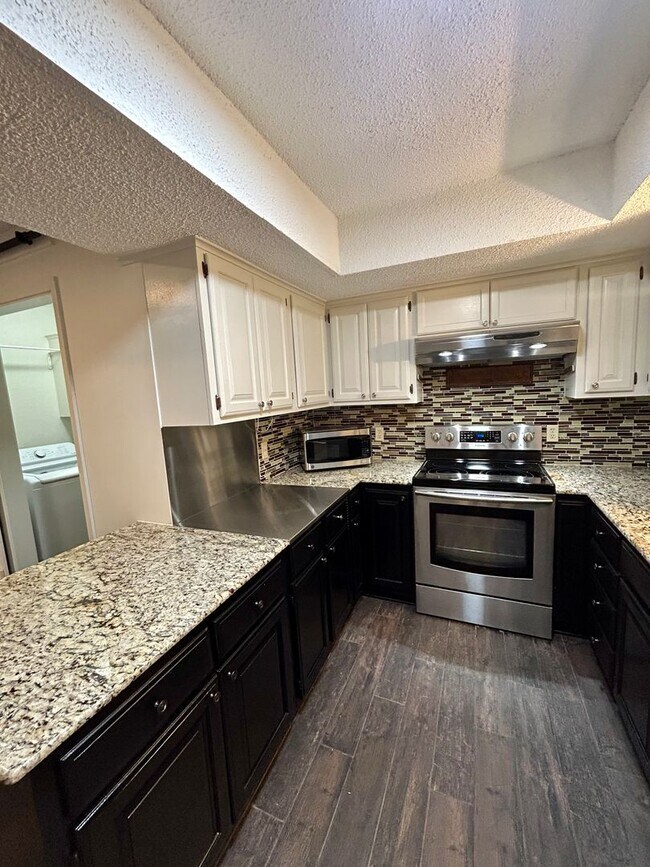 Building Photo - Gorgeous and spacious condo in a quiet and convenient location!