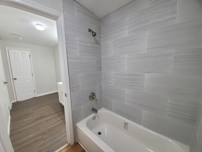 Building Photo - 2 Bedroom, 1 Bathroom Home with Yard - 7 M...