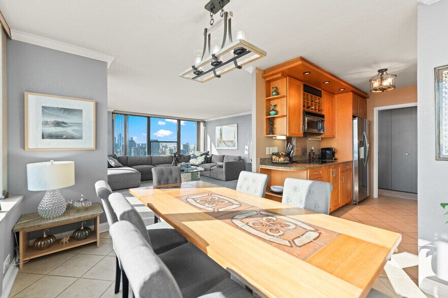 Building Photo - 1560 N Sandburg Terrace