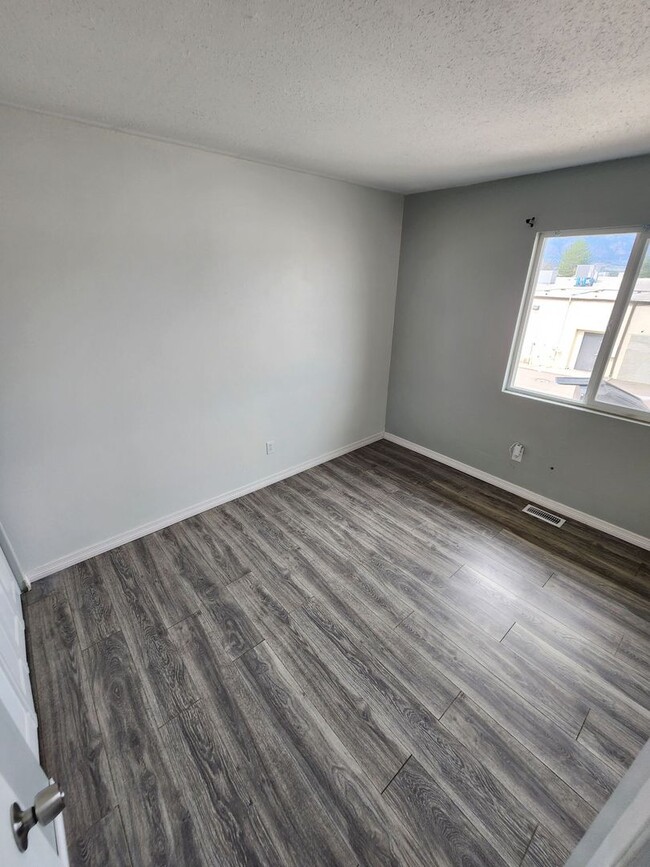 Building Photo - Welcome To This Beautifully Updated 2 Bed Townhome