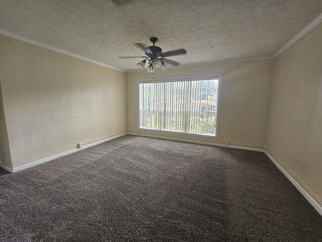 Building Photo - "Charming 3-Bedroom Retreat with Spacious Living"