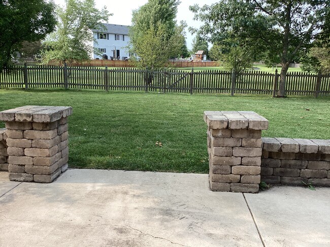 Building Photo - 27450 W Fawn Lake Ct