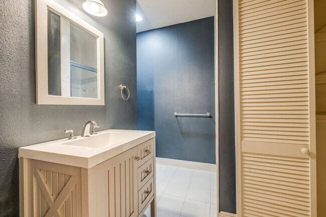 Building Photo - 3-BEDROOM TOWNHOME IN DIJON NORTH, ALAMO HEIGHTS